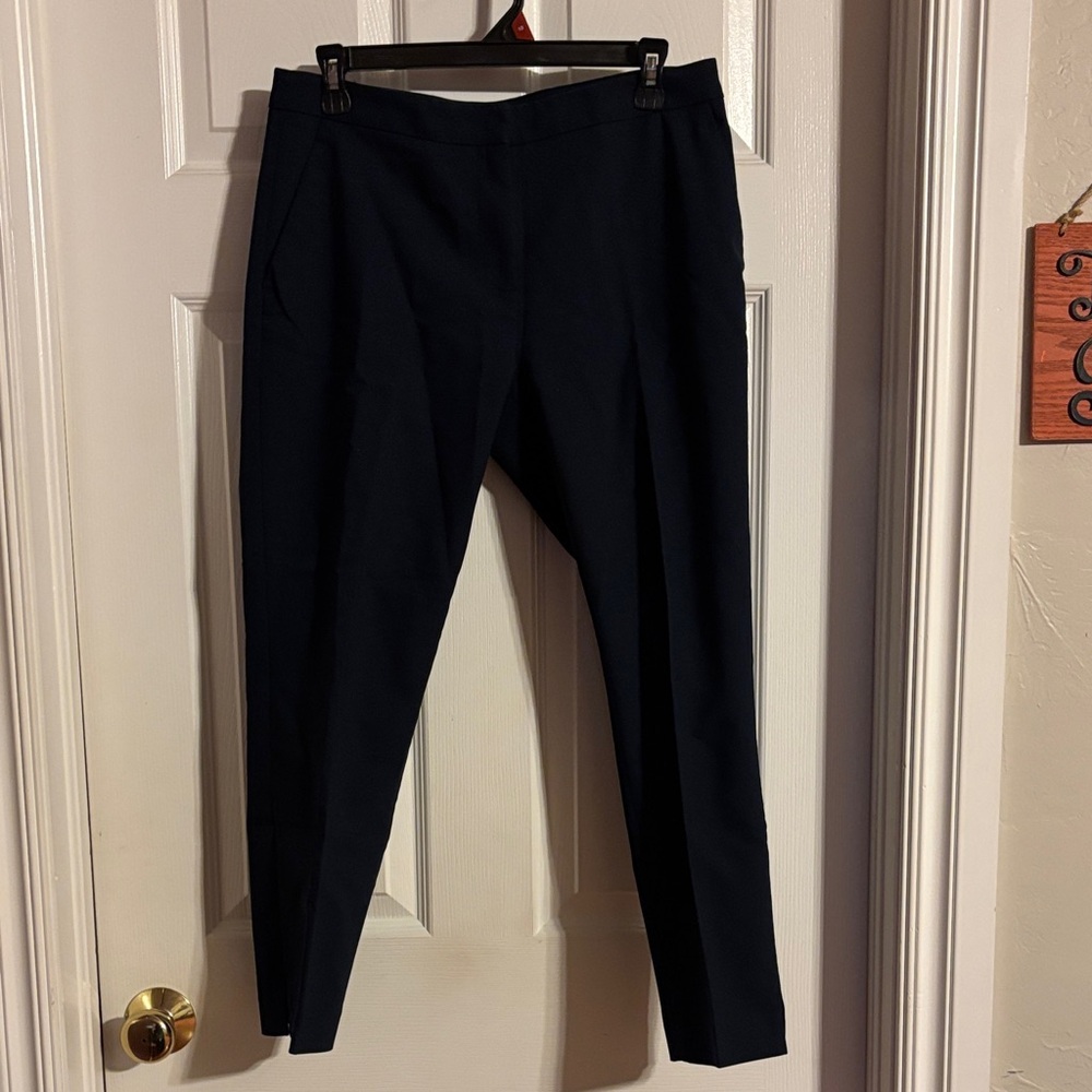 Elegant Women's Black Capris